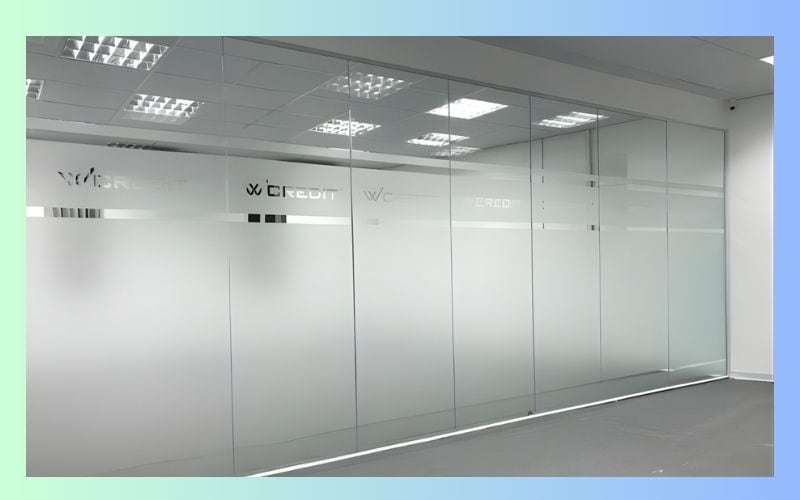 Decal mờ dán kính văn phòng​ toàn bộ cho không gian cần sự riêng tư 
